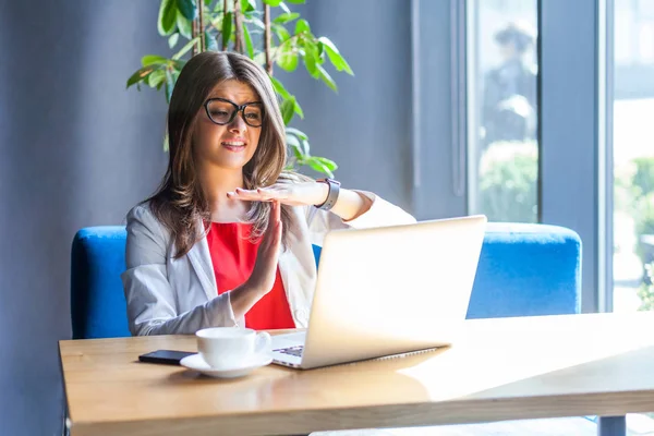 Mooie Brunette Jonge Vrouw Glazen Kijken Naar Laptop Scherm Videogesprek — Stockfoto