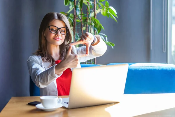 Uppmärksam Vacker Snygg Brunett Ung Kvinna Glasögon Tittar Laptop Monitor — Stockfoto