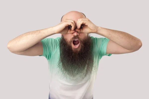 Impactado Hombre Calvo Mediana Edad Con Barba Larga Camiseta Verde — Foto de Stock