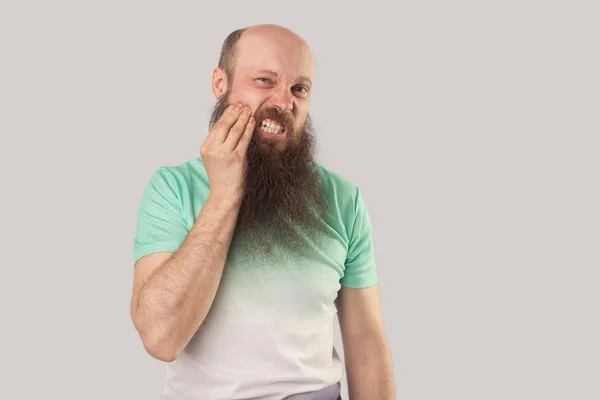 Sick Medelålders Skallig Man Med Långt Skägg Ljusgrön Shirt Röra — Stockfoto