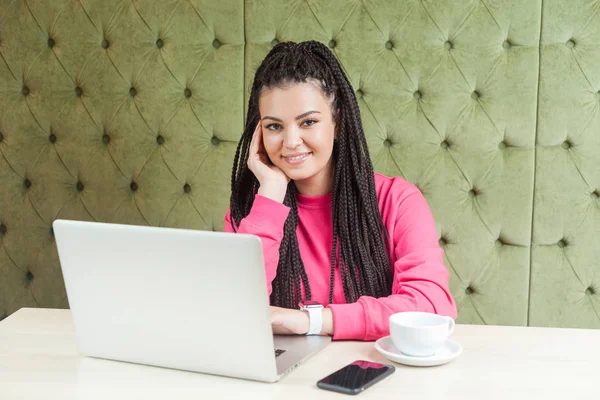 Bela Mulher Jovem Satisfeito Freelancer Com Dreadlocks Preto Penteado Blusa — Fotografia de Stock