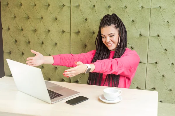 Härlig Romantisk Ung Kvinna Med Svarta Dreadlocks Frisyr Rosa Blus — Stockfoto