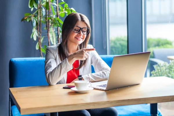 Glücklich Schöne Stilvolle Brünette Junge Frau Mit Brille Die Auf — Stockfoto