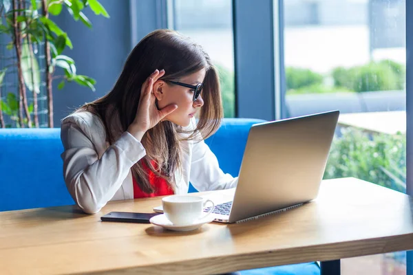 Attent Mooi Stijlvol Brunette Jonge Vrouw Glazen Kijken Naar Laptop — Stockfoto