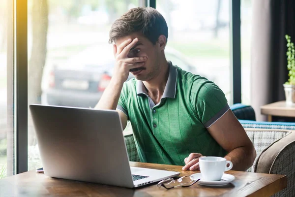 Jovem Empresário Shirt Verde Tentar Olhar Para Tela Laptop Através — Fotografia de Stock