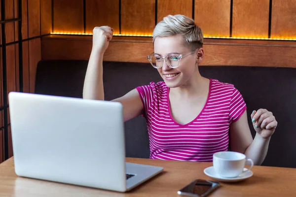 Užaslá Mladá Žena Krátkými Vlasy Růžové Tričko Brýle Sledování Online — Stock fotografie