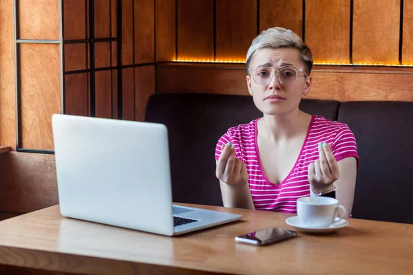 Pleased Young Woman Short Hair Pink Shirt Eyeglasses Showing Cash — Stock Photo, Image