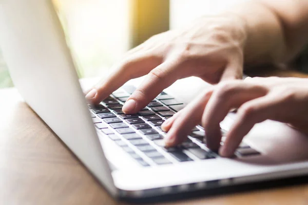 Mänskliga Händer Skriva Laptop Tangentbord Företag Och Frilansande Koncept — Stockfoto