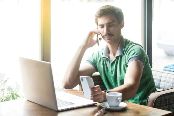 Jeune Homme Affaires Multiple Occupé Shirt Vert Travaillant Sur Ordinateur — Photo