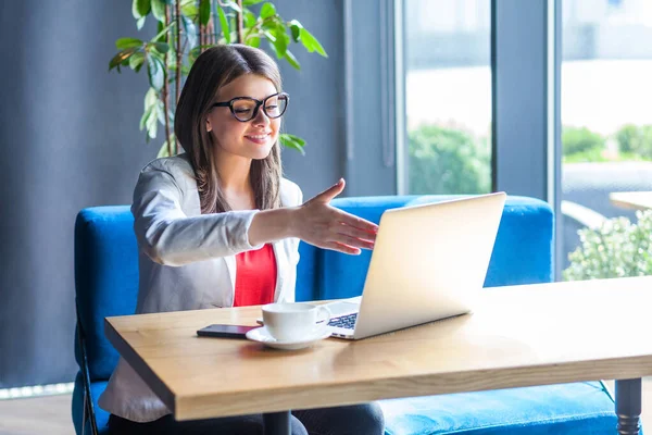 Mujer Joven Feliz Gafas Mirando Pantalla Del Ordenador Portátil Durante — Foto de Stock