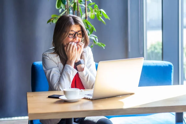 Nervøs Brunette Ung Dame Briller Ser Laptop Screen Biter Negler – stockfoto