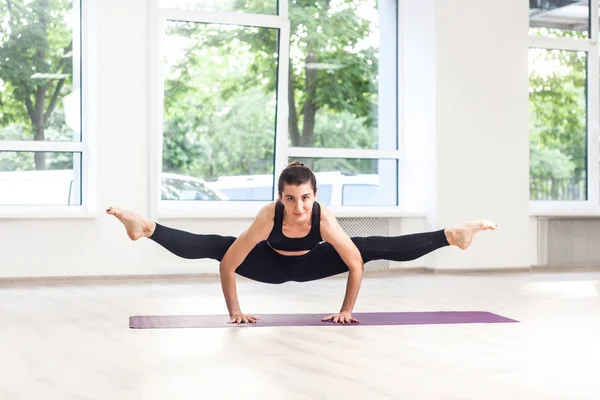 Vakker Ung Kvinne Med Svarte Bukser Topp Yoga Håndstående Stå – stockfoto