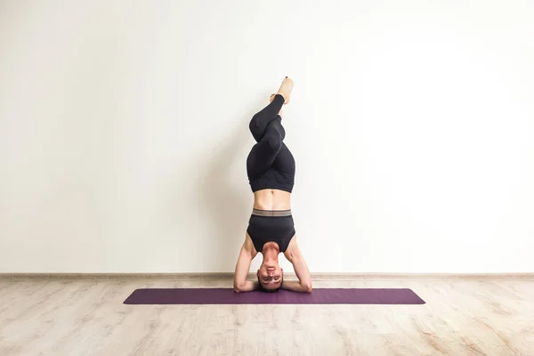 Beautiful Young Woman Wearing Black Pants Top Practicing Yoga Doing — Stock Photo, Image