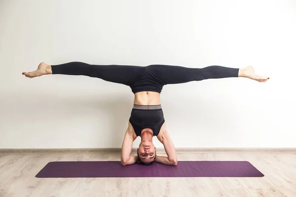Vakker Ung Kvinne Med Sorte Bukser Topptrening Yoga Hodestående Deler – stockfoto