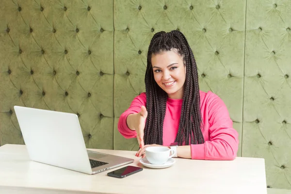 Siyah Saçlı Pembe Bluzlu Pozitif Bir Genç Kadın Masada Dizüstü — Stok fotoğraf