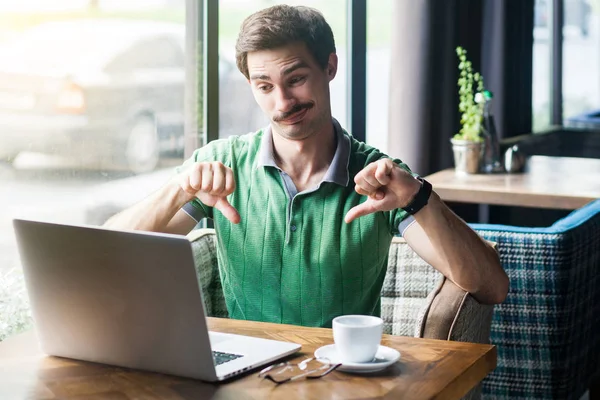 Dissatisfied Businessman Green Shirt Looking Laptop Screen Showing Thumbs While — Stock Photo, Image
