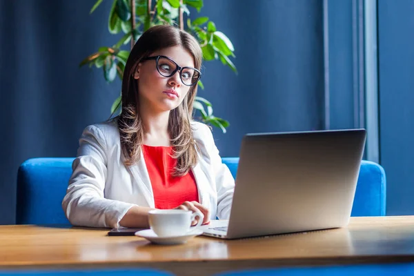 Loca Morena Joven Gafas Mirando Pantalla Del Ordenador Portátil Con —  Fotos de Stock