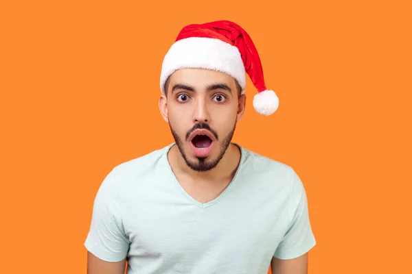 Überraschte Bärtige Junge Mann Mit Weihnachtsmann Hut Und Legerem Weißen — Stockfoto