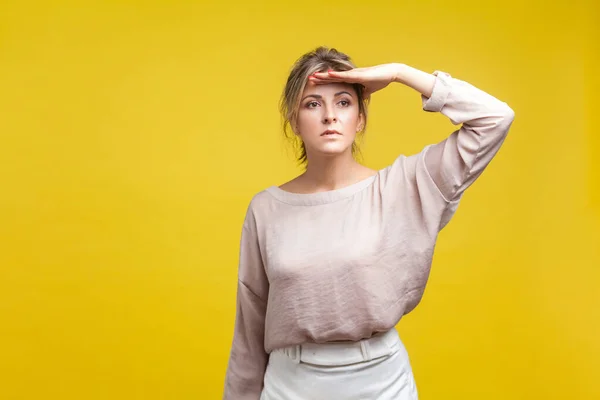 Oplettende Mooie Jonge Vrouw Met Mooi Haar Casual Beige Blouse — Stockfoto