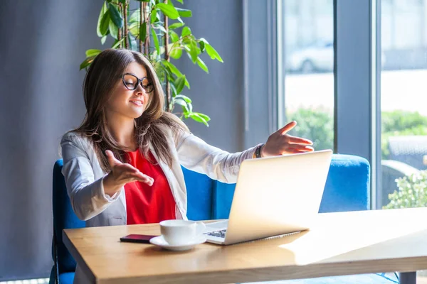 Feliz Hermosa Mujer Joven Con Estilo — Foto de Stock