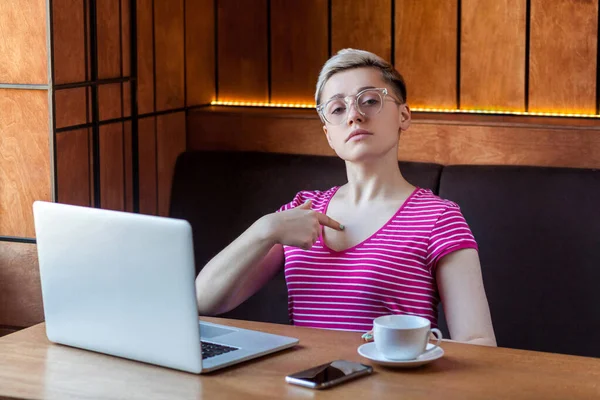 Sebevědomá Egoistka Krátkými Vlasy Růžovém Tričku Brýlemi Prst Pro Sebe — Stock fotografie