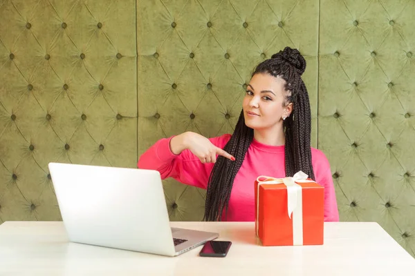 Bela Jovem Feliz Com Dreadlocks Preto Penteado Blusa Rosa Apontando — Fotografia de Stock