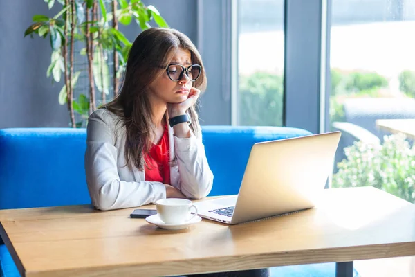 Triste Vakre Unge Brunette Med Briller Som Ser Laptop Monitor – stockfoto