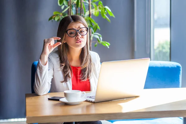 Esperanzador Complacido Hermosa Elegante Morena Joven Gafas Que Muestran Poco —  Fotos de Stock