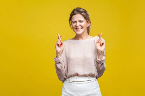 Hoffnungsvoll Besorgte Junge Frau Mit Blonden Haaren Lässiger Beiger Bluse — Stockfoto