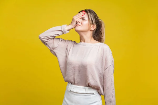 Beklaglig Ung Kvinna Med Ljust Hår Casual Beige Blus Står — Stockfoto