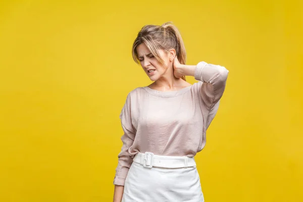 Trött Sjuk Kvinna Med Ljust Hår Avslappnad Blus Stående Med — Stockfoto