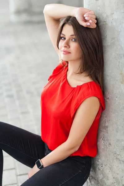 Hermosa Mujer Ropa Estilo Casual Sentado Cerca Columna Gris Calle —  Fotos de Stock