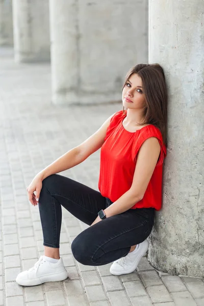 Hermosa Mujer Ropa Estilo Casual Sentado Cerca Columna Gris Calle —  Fotos de Stock