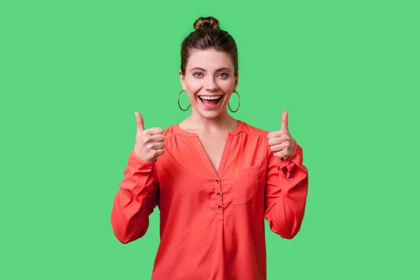 Satisfeito Positivo Jovem Com Penteado Pão Brincos Grandes Blusa Vermelha — Fotografia de Stock