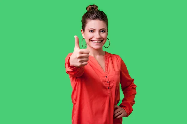 Довольная Женщина Прической Булочки Большими Серьгами Красной Блузке Показывая Большой — стоковое фото