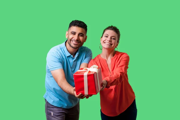 Neem je cadeautje mee. jong genereus paar geven gift box — Stockfoto