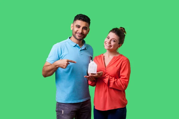 Retrato de pareja feliz en ropa casual soñando con su propia casa . —  Fotos de Stock