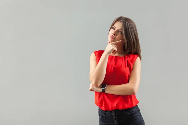 Riflessivo Bella Bruna Giovane Donna Rosso Shirt Toccare Mento Distogliere — Foto Stock