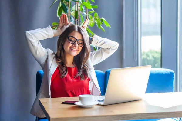 Lustige Schöne Brünette Junge Frau Mit Brille Die Während Eines — Stockfoto