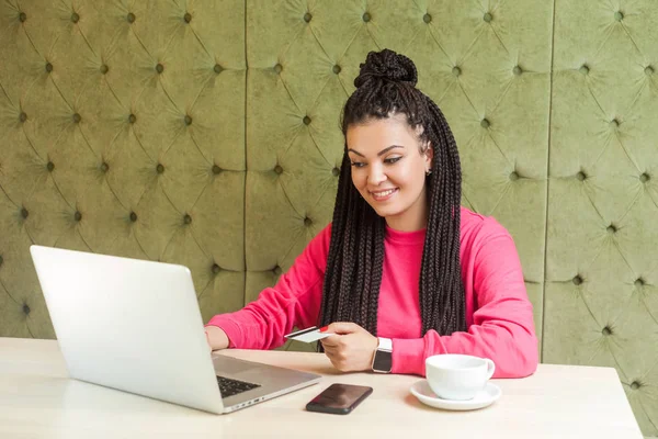 Retrato Hermosa Joven Freelancer Con Peinado Trenzado Negro Blusa Rosa — Foto de Stock