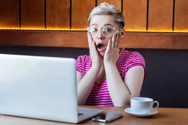 Wow Portrait Emotional Shocked Young Businesswoman Pink Shirt Sitting Cafe — Stock Photo, Image