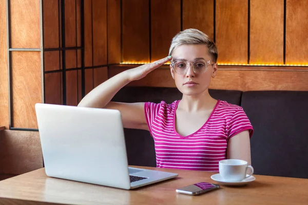 Yes Sir Portrait Faithful Young Girl Freelancer Short Hair Pink — Stock Photo, Image