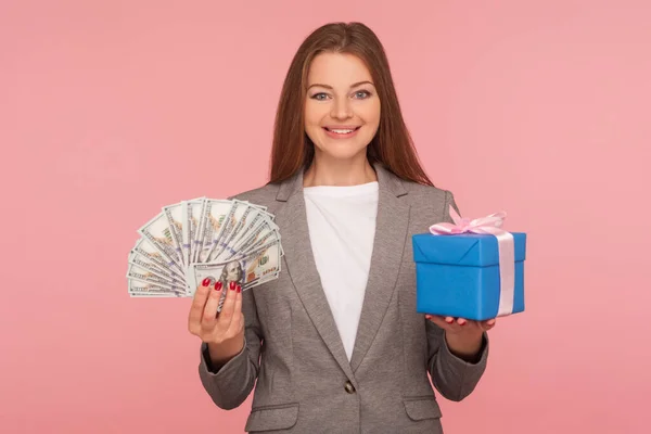 Dinero Por Regalo Bono Compras Retrato Feliz Mujer Negocios Elegante — Foto de Stock