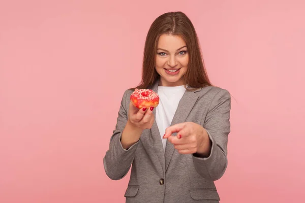 Retrato Mulher Positiva Empregado Casaco Terno Segurando Doce Donut Apontando — Fotografia de Stock