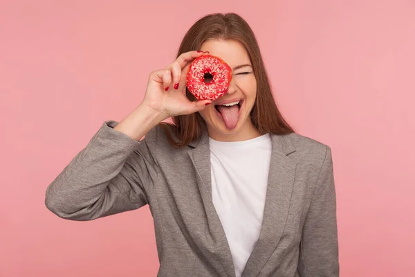 Sağlık Beslenme Takım Elbiseli Neşeli Kadını Portresi Tatlı Çöreğe Bakıyor — Stok fotoğraf