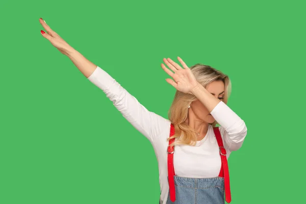 Портрет Женщины Стильном Джинсовом Комбинезоне Поднимающей Руки Танцевальной Позе Празднующей — стоковое фото