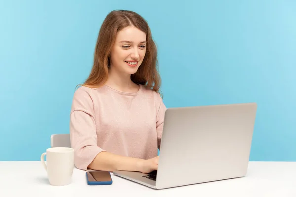 Fröhliche Junge Geschäftsfrau Lässiger Kleidung Sitzt Arbeitsplatz Tippt Laptop Und — Stockfoto
