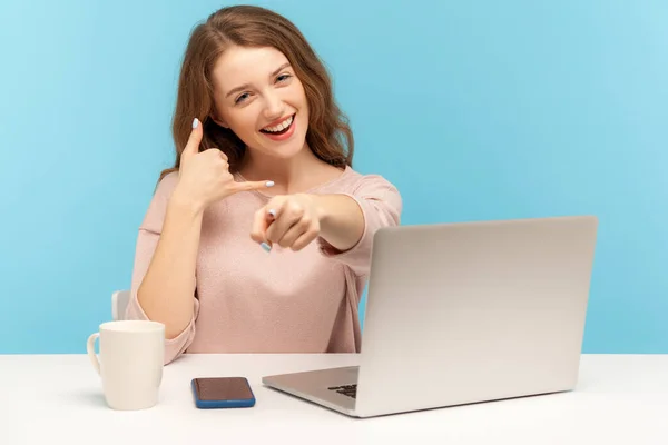 Ehi Chiamami Bella Bella Impiegata Donna Seduta Sul Posto Lavoro — Foto Stock