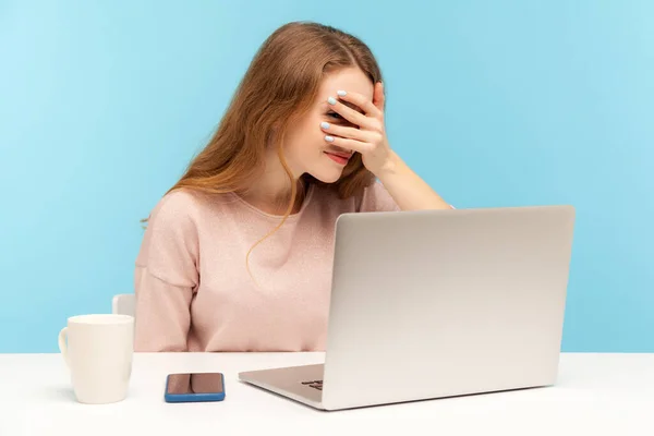 Mulher Curiosa Funcionária Olhando Através Dos Dedos Para Tela Laptop — Fotografia de Stock