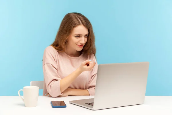 Vieni Qui Felice Bella Donna Con Sorriso Amichevole Facendo Gesto — Foto Stock